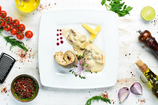 Gebakken Visfilet Met Champignonsaus Een Forel Bovenaanzicht Vrije Ruimte Voor — Stockfoto