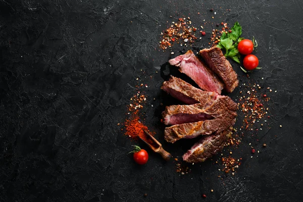 Krájený Grilovaný Steak Černém Kamenném Pozadí Black Angus Horní Pohled — Stock fotografie
