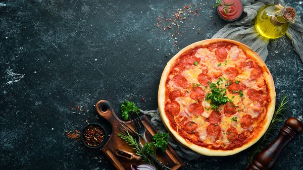 Geleneksel pizza kağıdı. Üst Manzara. Metnin için boş yer. Kırsal biçim.