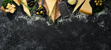 Siyah taşlı arka planda peynir bıçaklı sert peynirler. Parmesan peyniri. Üst Manzara. Metnin için boş yer.