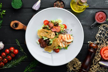 Tavuk fileto ve pastırmalı sebze salatası. Üst görünüm, metin için boş alan. Kırsal biçim.