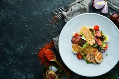 Tavuk fileto ve pastırmalı sebze salatası. Üst görünüm, metin için boş alan. Kırsal biçim.