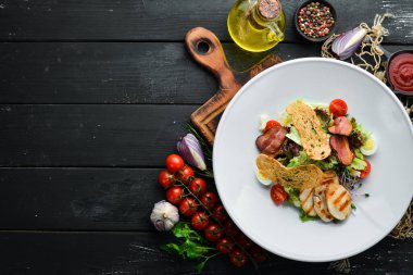 Tavuk fileto ve pastırmalı sebze salatası. Üst görünüm, metin için boş alan. Kırsal biçim.