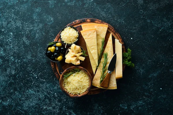 Set Formaggi Stagionati Con Coltelli Formaggio Fondo Pietra Nera Parmigiano — Foto Stock