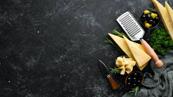 Set Formaggi Stagionati Con Coltelli Formaggio Fondo Pietra Nera Parmigiano — Foto Stock