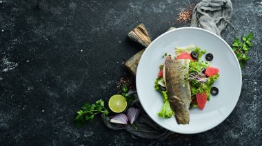 Bir tabakta greyfurt sebze salatası ve alabalık filetosu. Üst Manzara. Metnin için boş yer. Kırsal biçim.