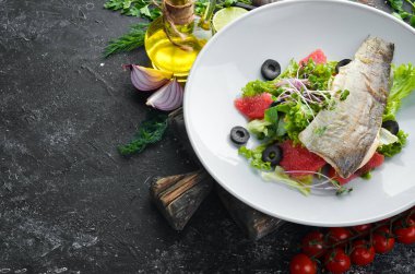 Bir tabakta greyfurt sebze salatası ve alabalık filetosu. Üst Manzara. Metnin için boş yer. Kırsal biçim.