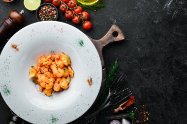 Tabakta kırmızı biber soslu kavrulmuş karnabahar. Üst Manzara. Metnin için boş yer. Kırsal biçim.