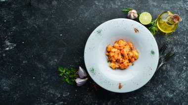 Tabakta kırmızı biber soslu kavrulmuş karnabahar. Üst Manzara. Metnin için boş yer. Kırsal biçim.