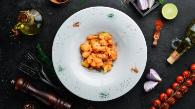 Tabakta kırmızı biber soslu kavrulmuş karnabahar. Üst Manzara. Metnin için boş yer. Kırsal biçim.