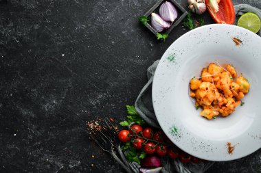 Tabakta kırmızı biber soslu kavrulmuş karnabahar. Üst Manzara. Metnin için boş yer. Kırsal biçim.