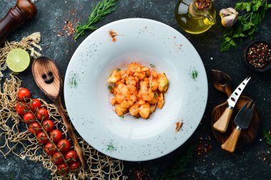 Tabakta kırmızı biber soslu kavrulmuş karnabahar. Üst Manzara. Metnin için boş yer. Kırsal biçim.