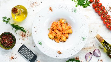 Tabakta kırmızı biber soslu kavrulmuş karnabahar. Üst Manzara. Metnin için boş yer. Kırsal biçim.