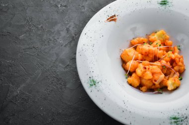 Tabakta kırmızı biber soslu kavrulmuş karnabahar. Üst Manzara. Metnin için boş yer. Kırsal biçim.