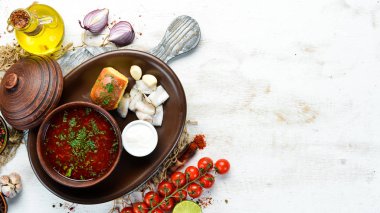 Domuz yağı ve ekşi kremalı pancar çorbası. Ukrayna mutfağı. Üst Manzara. Metnin için boş yer. Kırsal biçim.