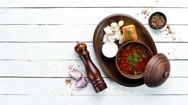 Domuz yağı ve ekşi kremalı pancar çorbası. Ukrayna mutfağı. Üst Manzara. Metnin için boş yer. Kırsal biçim.