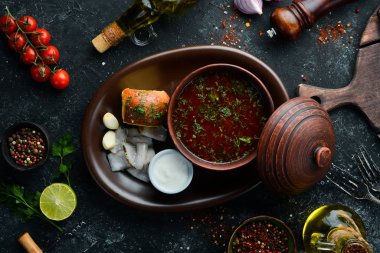 Domuz yağı ve ekşi kremalı pancar çorbası. Ukrayna mutfağı. Üst Manzara. Metnin için boş yer. Kırsal biçim.