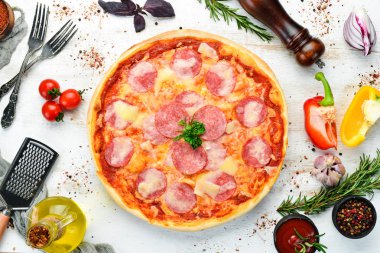 Salamlı ve mozzarellalı geleneksel pizza. Üst Manzara. Metnin için boş yer. Kırsal biçim.