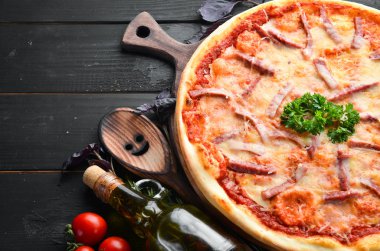 Bavyera sosisi ve mozzarella ile pizza. Üst Manzara. Metnin için boş yer. Kırsal biçim.