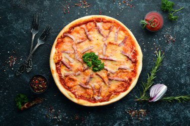 Bavyera sosisi ve mozzarella ile pizza. Üst Manzara. Metnin için boş yer. Kırsal biçim.