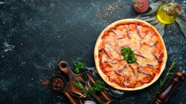 Bavyera sosisi ve mozzarella ile pizza. Üst Manzara. Metnin için boş yer. Kırsal biçim.