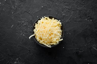 Bir kasede ızgara parmesan peyniri. Üst Manzara. Metnin için boş yer.
