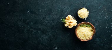 Bir kasede ızgara parmesan peyniri. Üst Manzara. Metnin için boş yer.