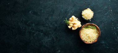 Bir kasede ızgara parmesan peyniri. Üst Manzara. Metnin için boş yer.