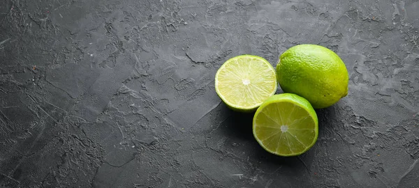 Green Sliced Lime Black Stone Background Top View Free Space — Stock Photo, Image