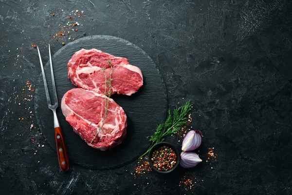 Bife Cru Ribeye Black Angus Com Garfo Fundo Pedra Preta — Fotografia de Stock