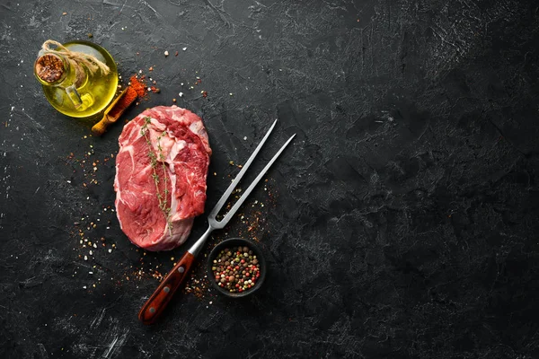 Rohe Steak Ribeye Schwarzer Angus Mit Einer Gabel Auf Schwarzem — Stockfoto