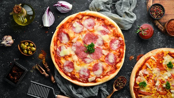 Traditionell Pizza Med Salamikorv Och Mozzarella Högst Upp Fritt Utrymme — Stockfoto