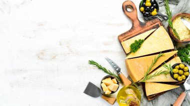 Beyaz ahşap arka planda sert peynir çeşitleri. Parmesan peyniri. Üst Manzara. Metnin için boş yer.