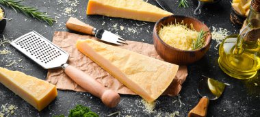 Parmesan peyniri ve peynir bıçağı. Taş zeminde. Geleneksel İtalyan peyniri. Üst Manzara. Metnin için boş yer.