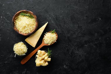 Parmesan peyniri ve peynir bıçağı. Taş zeminde. Geleneksel İtalyan peyniri. Üst Manzara. Metnin için boş yer.