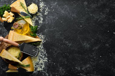 Parmesan peyniri ve peynir bıçağı. Taş zeminde. Geleneksel İtalyan peyniri. Üst Manzara. Metnin için boş yer.