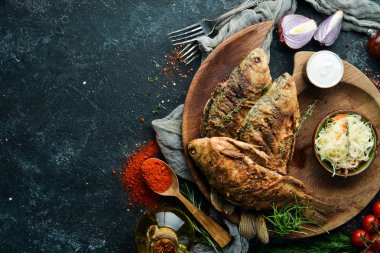 Ahşap tabakta kızarmış sazan balığı. Balık tabakları. Üst görünüm, metin için boş alan. Kırsal biçim.