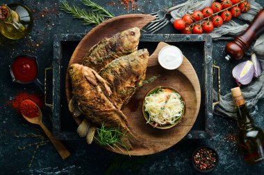 Ahşap tabakta kızarmış sazan balığı. Balık tabakları. Üst görünüm, metin için boş alan. Kırsal biçim.