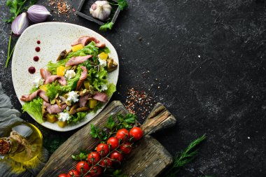 Mantarlı sebze salatası ve pastırma. Üst Manzara. Metnin için boş yer. Kırsal biçim.