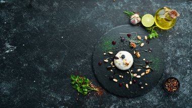 Camembert peyniri, ballı ve fındıklı. Üst Manzara. Metnin için boş yer. Kırsal biçim.