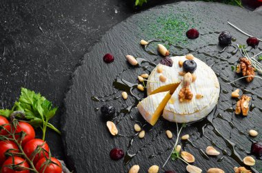 Camembert peyniri, ballı ve fındıklı. Üst Manzara. Metnin için boş yer. Kırsal biçim.