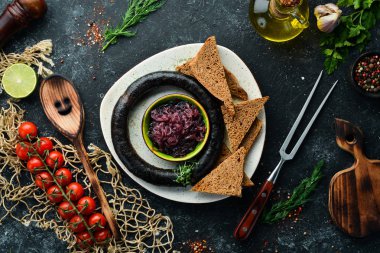 Karabuğday kanlı sosis ve karamelize edilmiş soğanlı siyah ekmek. Alabalık. Üst Manzara. Metnin için boş yer. Kırsal biçim.
