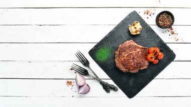 Arka planda ızgara Ribeye bifteği. Üst Manzara. Metnin için boş yer. Kırsal biçim.