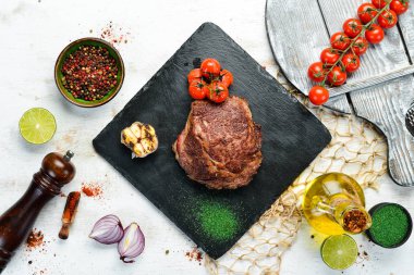 Arka planda ızgara Ribeye bifteği. Üst Manzara. Metnin için boş yer. Kırsal biçim.