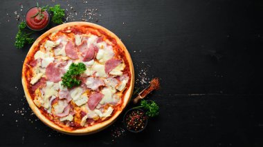 Domuz pastırmalı, tavuklu ve salamlı pizza. Üst Manzara. Metnin için boş yer. Kırsal biçim.
