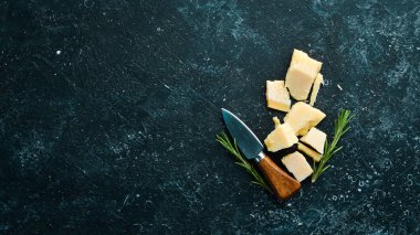 Beyaz ahşap arka planda bir parça sert peynir. Parmesan peyniri. Üst Manzara. Metnin için boş yer.