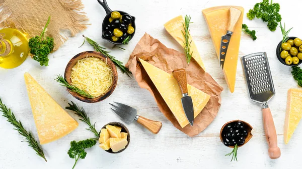 Beyaz Ahşap Arka Planda Sert Peynir Çeşitleri Parmesan Peyniri Üst — Stok fotoğraf