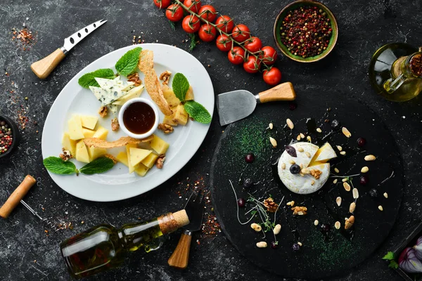 Piatti Formaggio Affettatura Formaggio Uno Sfondo Pietra Nera Vista Dall — Foto Stock