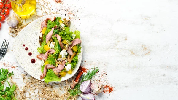 Salada Vegetal Com Cogumelos Bacon Uma Chapa Vista Superior Espaço — Fotografia de Stock