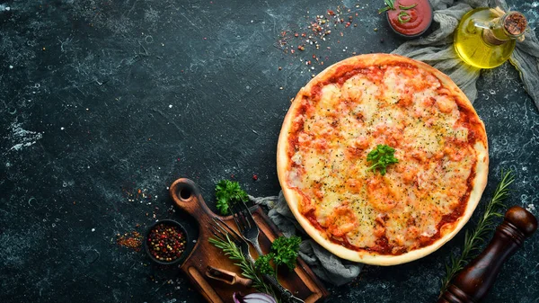 Geleneksel İtalyan Margarita Pizzası. Üst Manzara. Metnin için boş yer. Kırsal biçim.